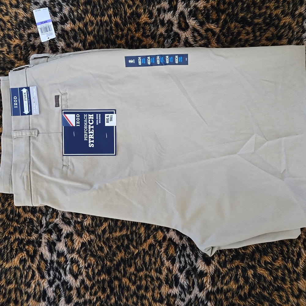 New Izod Men's Cedarwood Khaki Pants